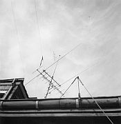 Eine 10 Element Yagi fr das 2-m-Band, eine Yagi fr das 10-m-Band und eine Drahtantenne fr die Kurzwelle.